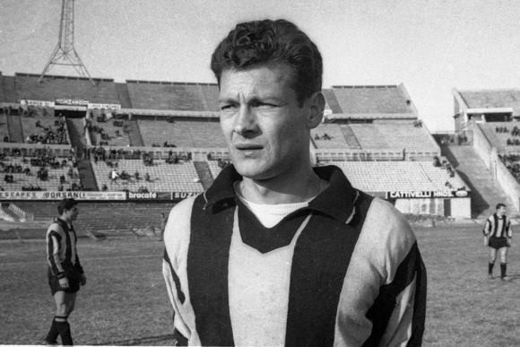 penarolpics's tweet photo. ‘Le pedí la camiseta y cuando llegué al vestuario, entró un ídolo antiguo de Peñarol Tito Goncálves, me agarró la camiseta y la tiró al baño. ‘Esa camiseta no puede estar en el vestuario de Peñarol.’
Daniel Quevedo después de pedirle la camiseta a Luis Artime, jugador de nacional https://t.co/j8UPknaCnB