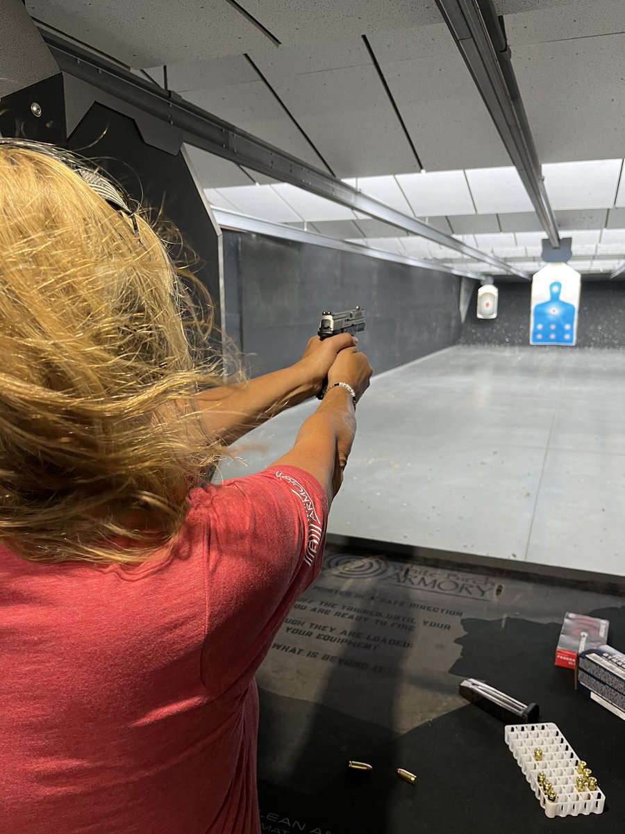 gailhuffbrown's tweet image. 📍 Dover, NH 

@SenScottBrown and I went shooting again at the White Birch Armory in Dover, where Scott is a member! 

While I still have to work on my shot group, in Congress I’ll always stand up for the  Second Amendment. 

#nhpolitics