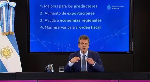 Las medidas anunciadas hoy por <a href="/SergioMassa/">Sergio Massa</a> sin dudas van a fortalecer los principios rectores de la economía que se plantearon al asumir: fortalecimiento de las reservas, superávit comercial y desarrollo de las economías del interior.

<a href="/alferdez/">Alberto Fernández</a>
<a href="/CFKArgentina/">Cristina Kirchner</a>