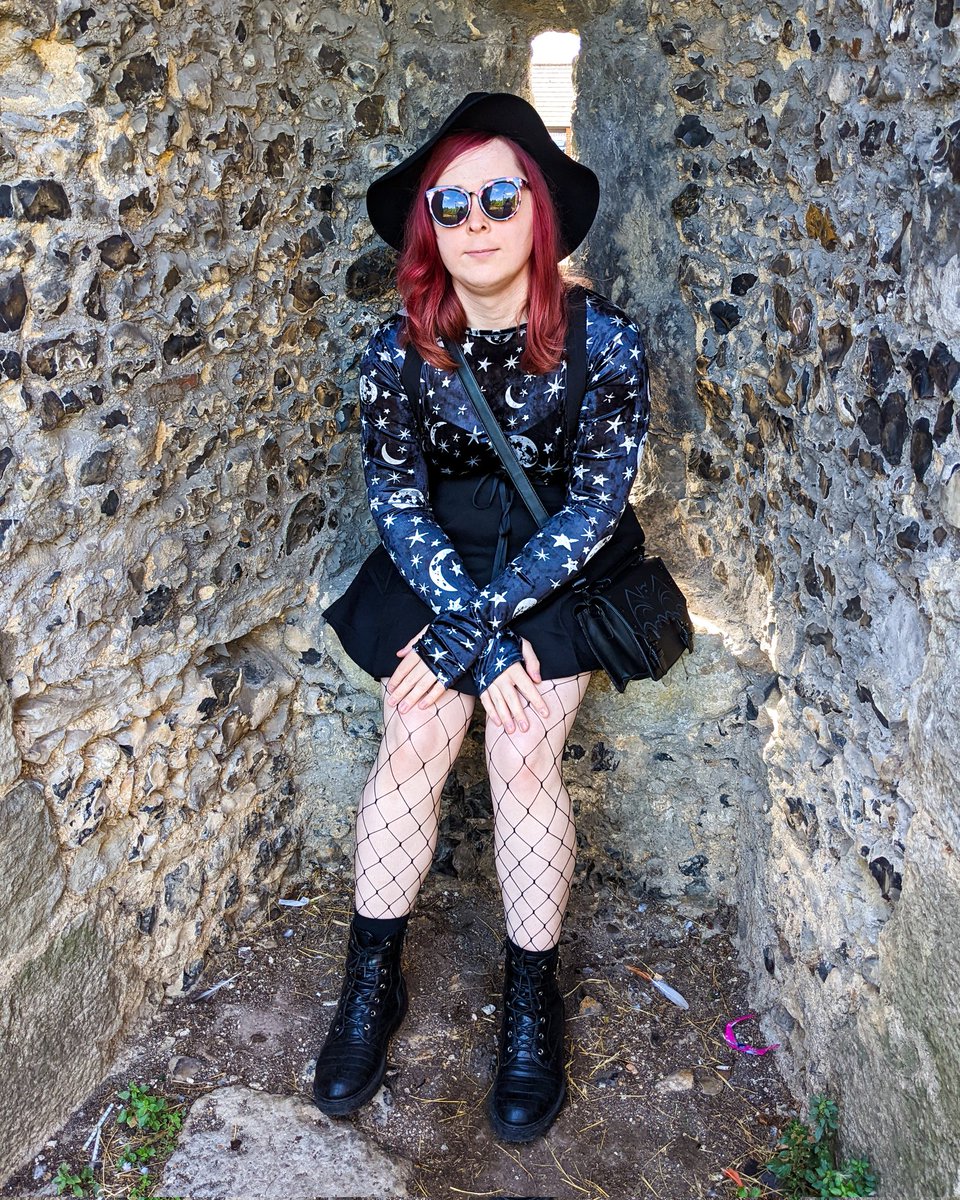 Happy 27th birthday to my lil goth goblin 🖤🎂