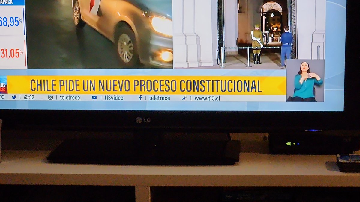 andividi's tweet photo. @T13 Esa no es la noticia! La noticia es "Chile rechaza propuesta de nueva Constitución". Ojo ahí... ya pueden bajarse de la tontera sin miedo https://t.co/i9jr3UiCg2