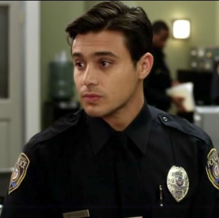 ImLizzieM's tweet photo. Why did it take me so long to realize that Paolo was Officer Garrett Reynolds in Pretty Little Liars https://t.co/zxCGOfVdHv