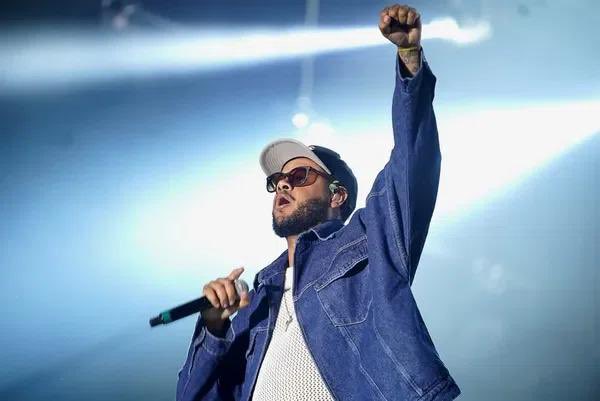 negrobelchior's tweet photo. Em 2018 a gente morreu. Mas este ano não. O @emicida dando a letra no #RockInRio : tudo que nóis tem é nóis. É nóis por nóis este ano nas urnas, e nos próximos quatro na reconstrução do Brasil que queremos pra todes. #EquipeDB
#rir #emicidanorockinrio #emicida #noispornois https://t.co/Q28WVwtPxr