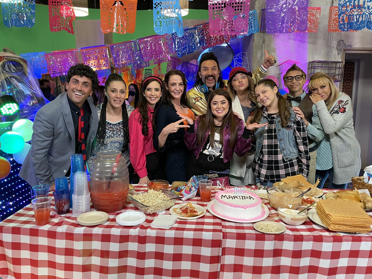 Fin de temporada e inicio en 2 proyectos q tuve y tengo la oportunidad de dirigir. No se pueden perder hoy el final de temporada de #TuCrees por canal 2 #lasestrellas y el próximo domingo el estreno de #UnaFamiliaDeDiez temporadas 8 y 9. Ojo con los universos que se entrecruzan.