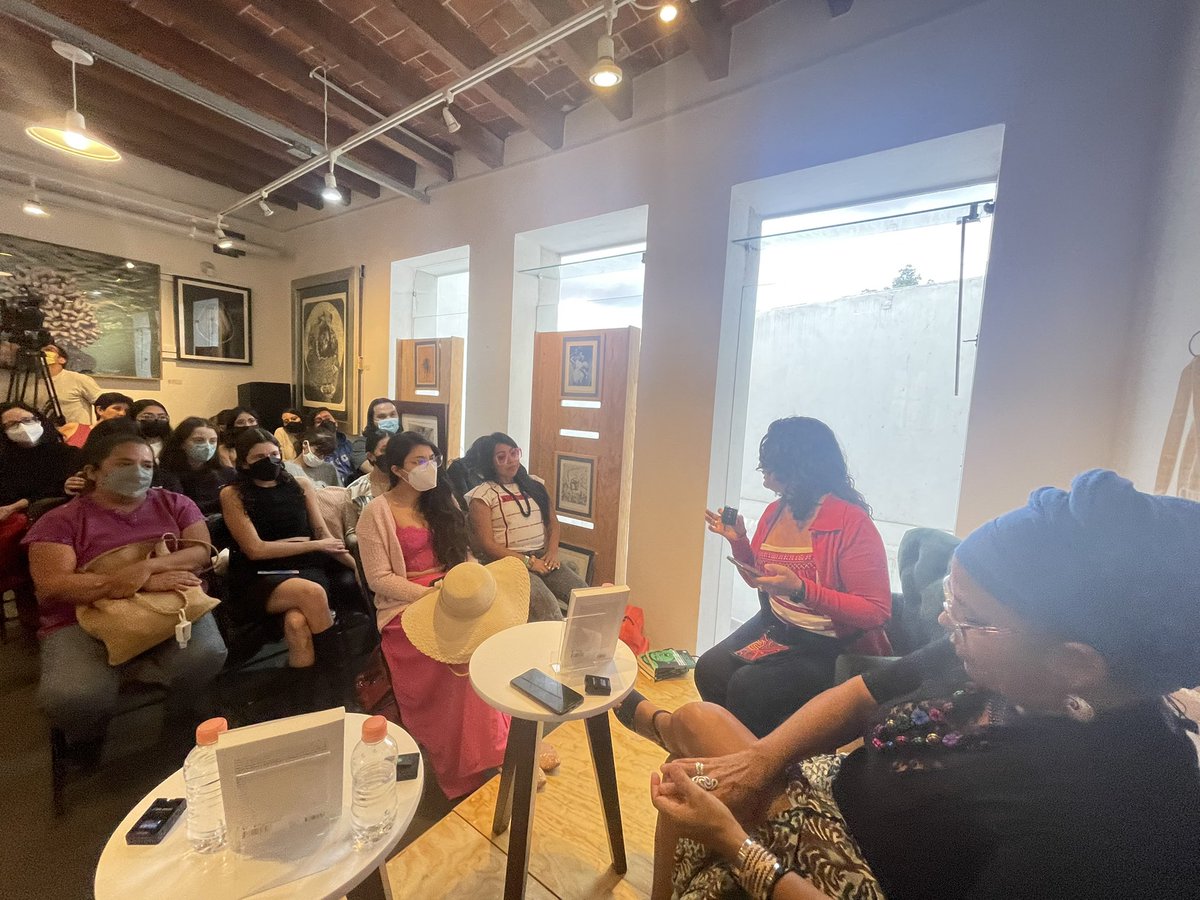 AFRO_ntera's tweet photo. Ayer presentamos en conjunto con el #GLEFAS y @u_topicas el último libro de #YuderkysEspinosa, #DePorquéEsNecesarioUnFeminismoDecolonial, Yu es una de muestras maestras y referentes en #Afrontera, para nosotras como no feministas ha sido importante el trabajo y la tenacidad + https://t.co/vLJb2DeGit
