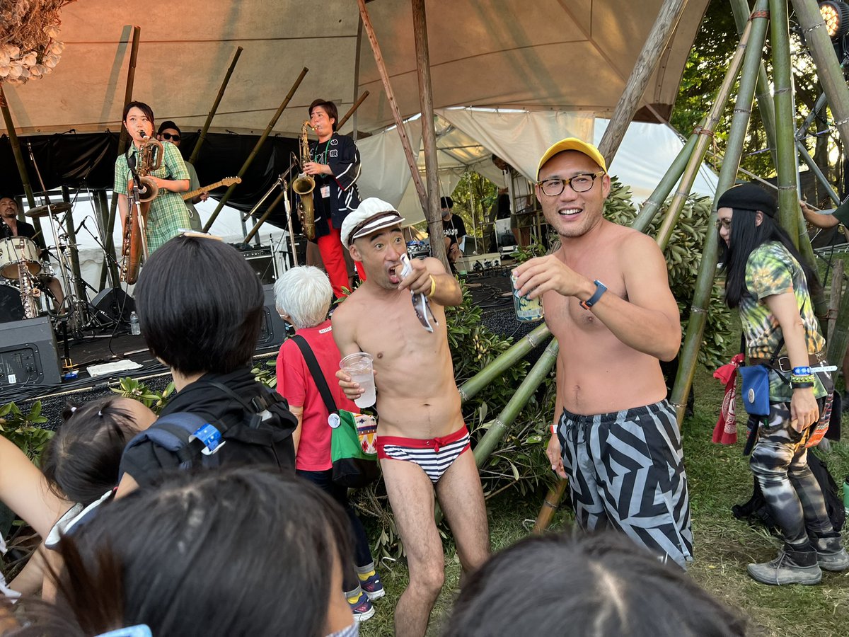 griot_sakamoto's tweet photo. #世界辺境音楽研究、#豊田市篇、橋の下音楽祭２日目、GEZAN、ジャガタラ2020、ラフィンノーズ。メインステージではないが、ノーマークだった沖縄発の『ODODO AFROBEAT』のカッコ良さには驚き、そして感動のあまり泣いた❣️ https://t.co/mR8KmQ7Z1M 、https://t.co/v5sVi9Uj0j https://t.co/1ChpXGcQwU