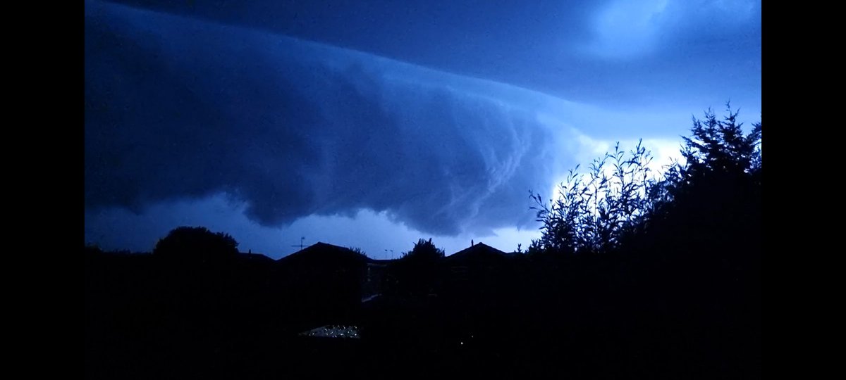 Mickeydavis97's tweet photo. @UKWX_ Structure as it came through Worthing ⚡️ https://t.co/EJsJwYLPMH