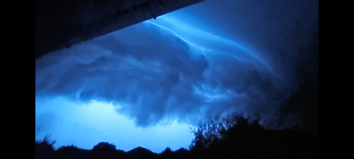 Mickeydavis97's tweet photo. @UKWX_ Structure as it came through Worthing ⚡️ https://t.co/EJsJwYLPMH