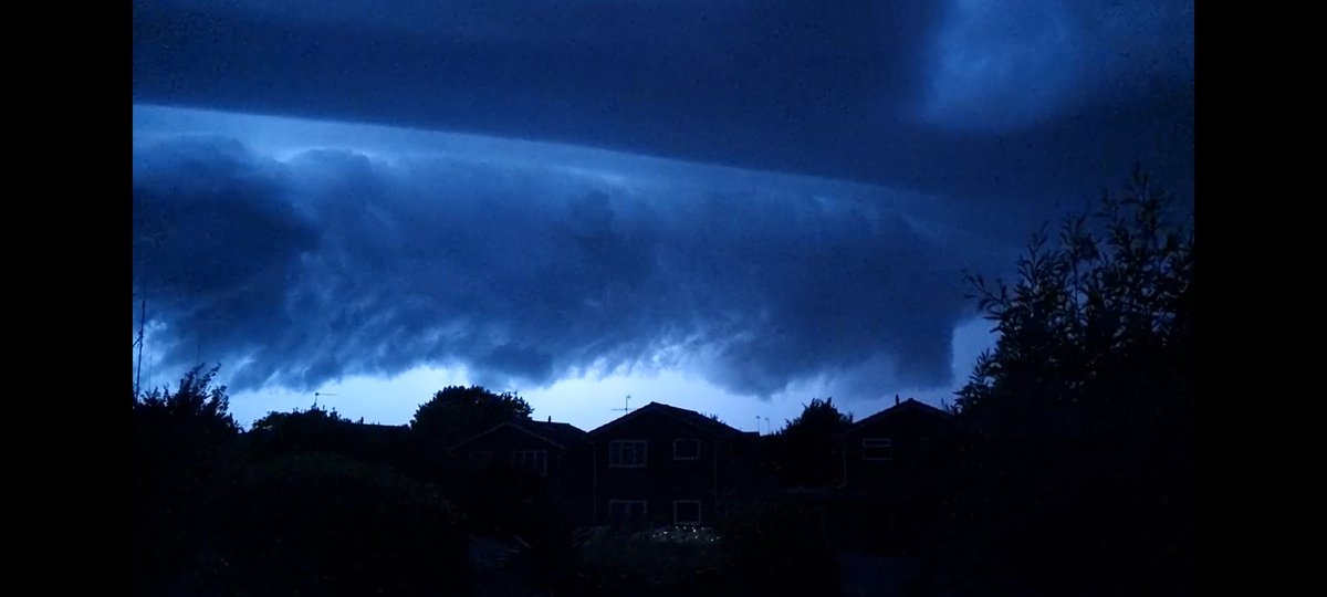 Mickeydavis97's tweet photo. @UKWX_ Structure as it came through Worthing ⚡️ https://t.co/EJsJwYLPMH