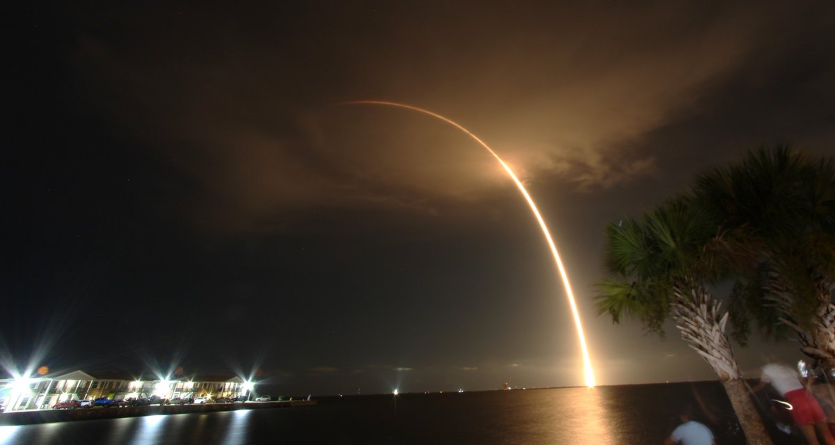 ken_kremer's tweet photo. SpaceX #Falcon9 streaks to orbit moments ago over @NASA_SLS still at #pad39B & #VAB @NASAKennedy at 1009 PM ET - carrying 51 more Starlink sats and Boeing rideshare payload. seen from Indian River Lagoon, Titusville, FL https://t.co/ArcIB0Yn9A