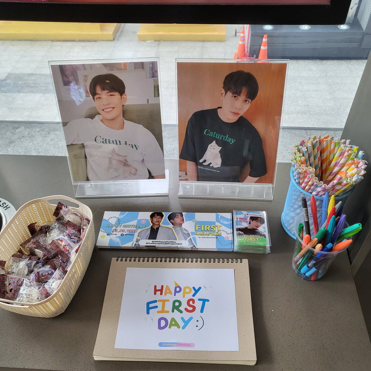 ChanikranHahome's tweet photo. วันนี้เอาของแจกมาวางที่ starbuck ให้เพิ่มแล้วนะคะ มารับของแจกกันได้เลยนะคะ😊🥰
@First_Memorie @Firstkpp
#24thHappyFirstDay 
#FirstKanaphanBDProject2022 https://t.co/81rPfhqILT