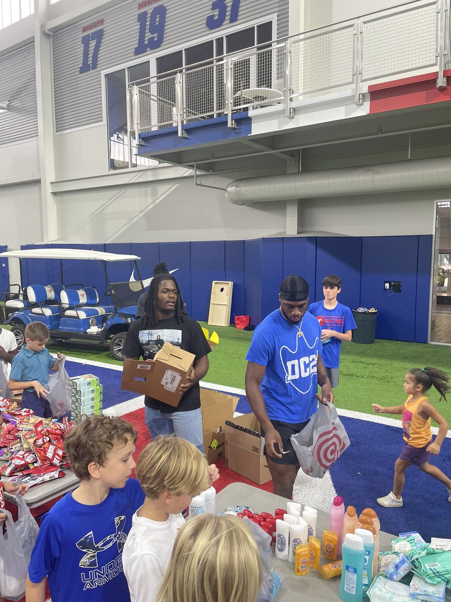 CoachNady's tweet photo. How do our guys celebrate a big win the next day? By packing personal hygiene &amp; care packs for the homeless population in Dallas &amp; making memories with little fans. This is who we aspire to be every day &amp; this is SMU Football. Thank you @DetenteCo for creating a great day! https://t.co/pgRUfpyTzb