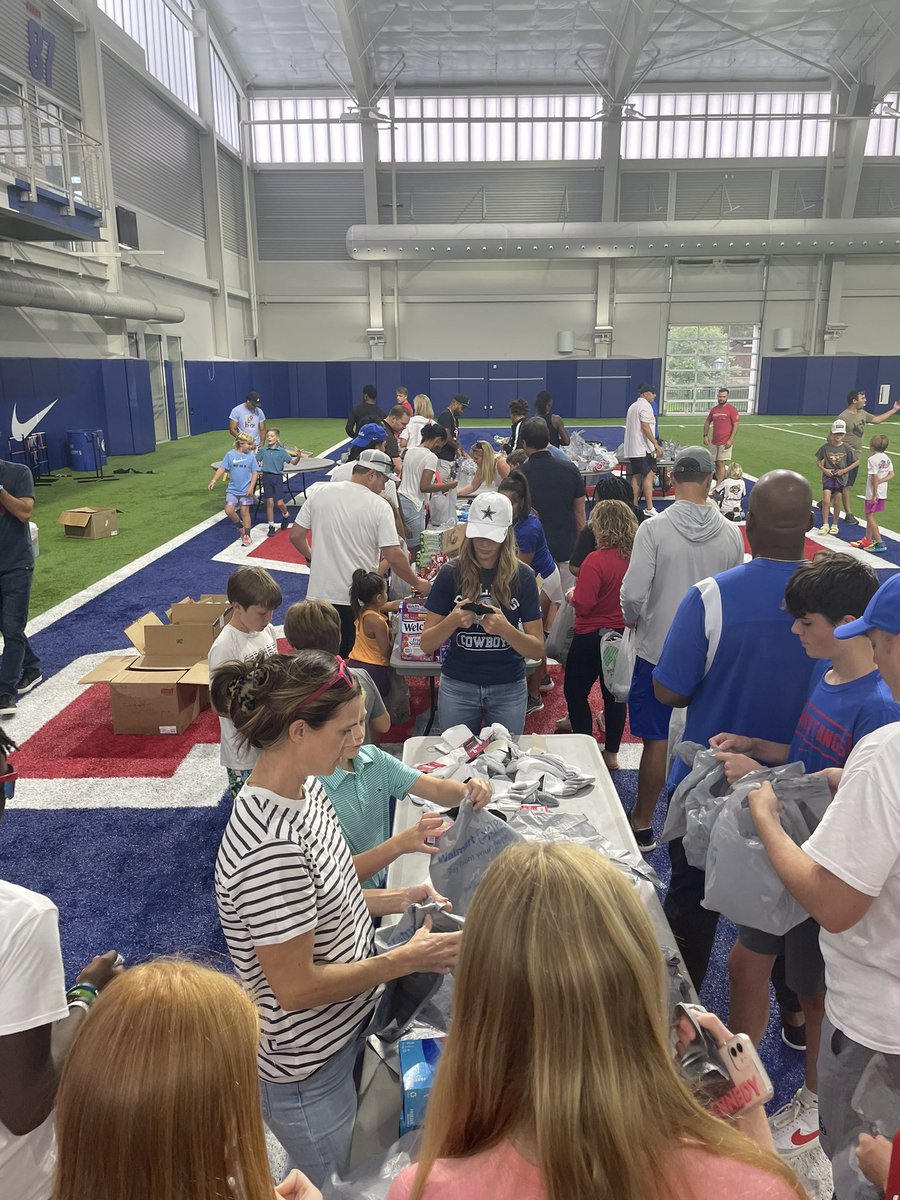 How do our guys celebrate a big win the next day? By packing personal hygiene &amp; care packs for the homeless population in Dallas &amp; making memories with little fans. This is who we aspire to be every day &amp; this is SMU Football. Thank you <a href="/DetenteCo/">Detente Collective</a> for creating a great day!
