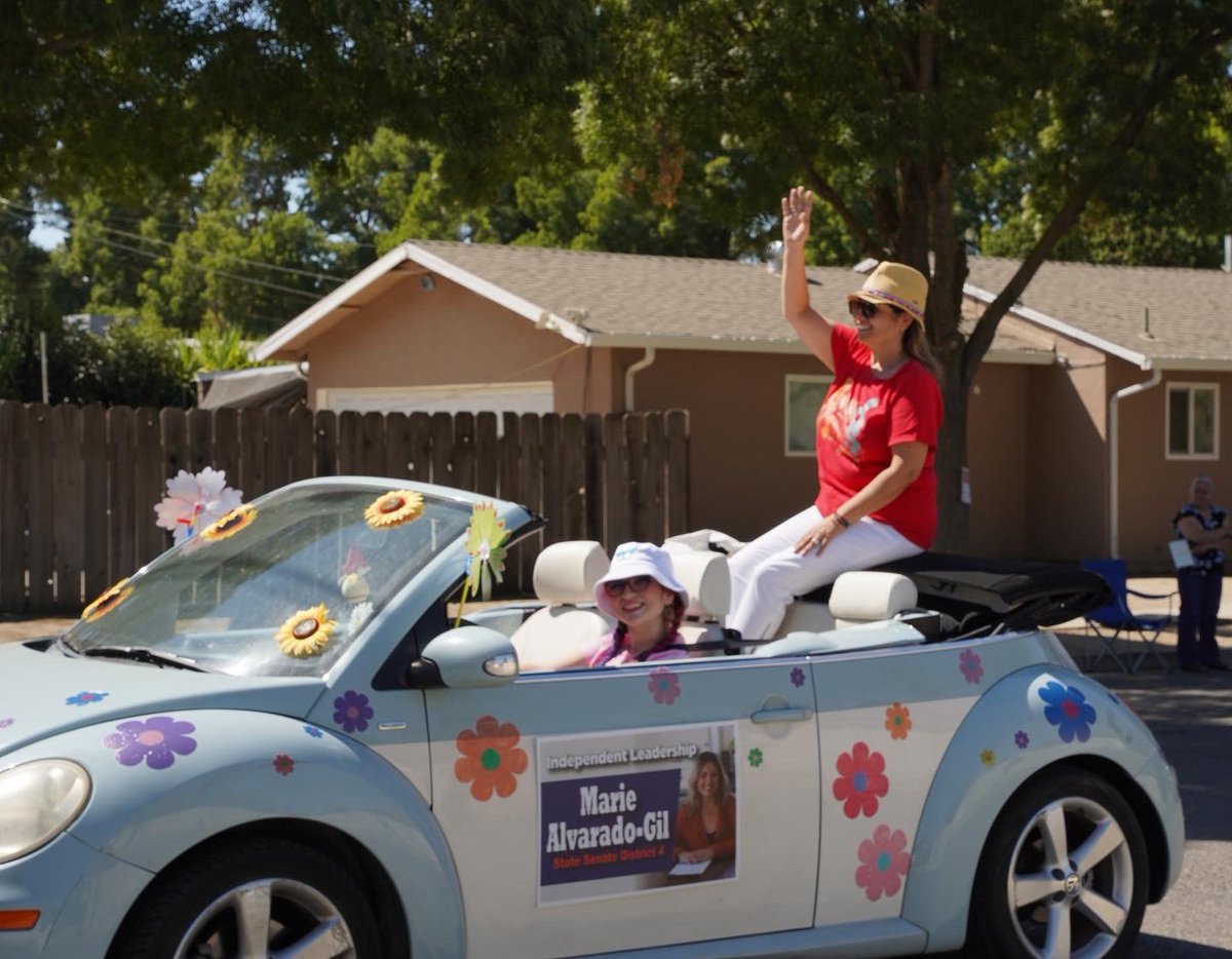 AlvaradoGil2026's tweet image. Had a wonderful time in the Newman Fall Festival parade this morning with my daughter and volunteers! ☀️

#MarieForSenate #ListenThenLead #StanislausCounty #NewmanCA #SenateDistrict4