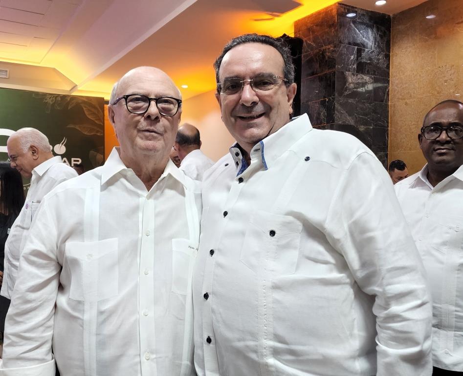Cigardom's tweet photo. CIGARRO DOMINICANO compartiendo con Miembros de @procigar_rd y sus invitados especiales en el Almuerzo-Conferencia con motivo de su 30 Aniversario, que tuvo la presencia del presidente de #RepublicaDominicana @luisabinader y celebrado en @hodelpahotels @wendysi @ProcigarFest https://t.co/LjMJewiMp4