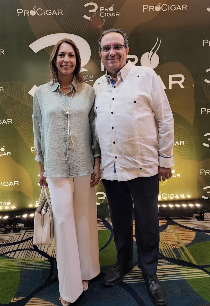 Cigardom's tweet photo. CIGARRO DOMINICANO compartiendo con Miembros de @procigar_rd y sus invitados especiales en el Almuerzo-Conferencia con motivo de su 30 Aniversario, que tuvo la presencia del presidente de #RepublicaDominicana @luisabinader y celebrado en @hodelpahotels @wendysi @ProcigarFest https://t.co/LjMJewiMp4