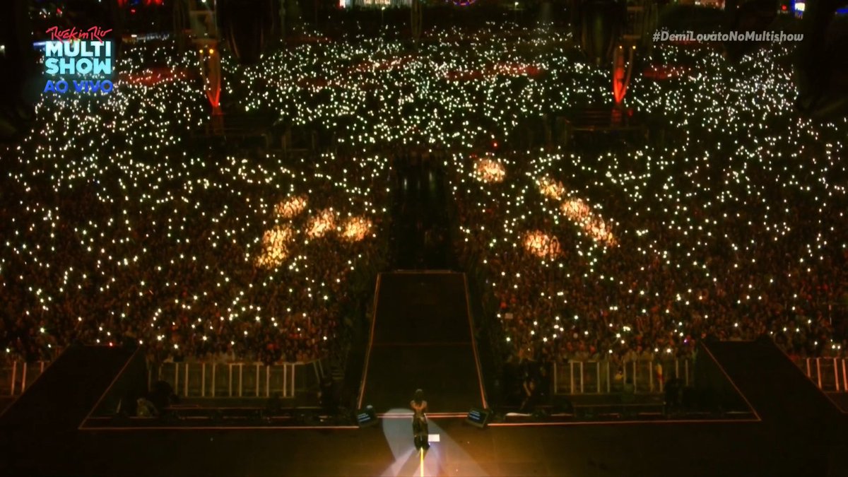 bchartsnet's tweet photo. O mar de luz durante a performance de "Skyscraper" #DemiLovatoNoMultishow #RockInRio https://t.co/kzzkOCL7w9
