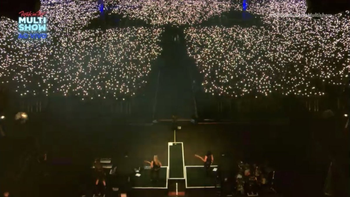 portallovato's tweet photo. 🤍 EMOCIONANTE! A Cidade do Rock ficou completamente iluminada durante a apresentação de “Skyscraper” de Demi Lovato no #RockInRio https://t.co/6hVUafvECf