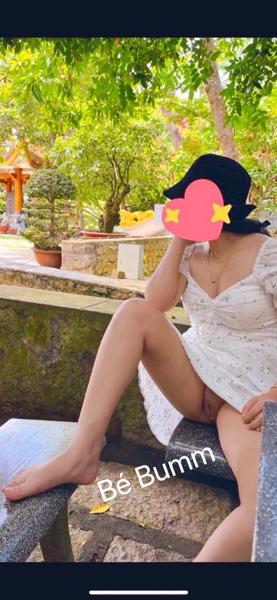 thiendiaBU's tweet photo. Lâu rồi k mặc quần lót cũng thành thói quen. Như này cho nó mát bím https://t.co/brQOZ71x9P