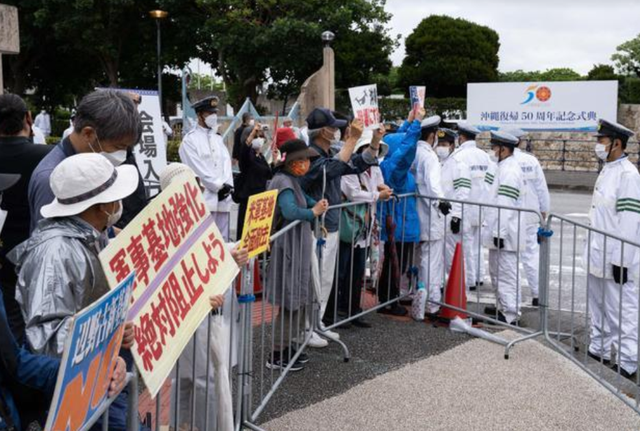 驻日美军，赶不走的“梦魇”！美军飞机制造的噪音，每次都听得人头疼欲裂，给当地民众的身心健康造成了很大影响。这些抗议并没有起到任何作用，美国士兵在日本一点也没收敛自己的行为。然而十分讽刺的是，冲绳美军海军陆战队官方网站上至今仍然宣称我们的士兵大都是守法诚实且尊重他人的。