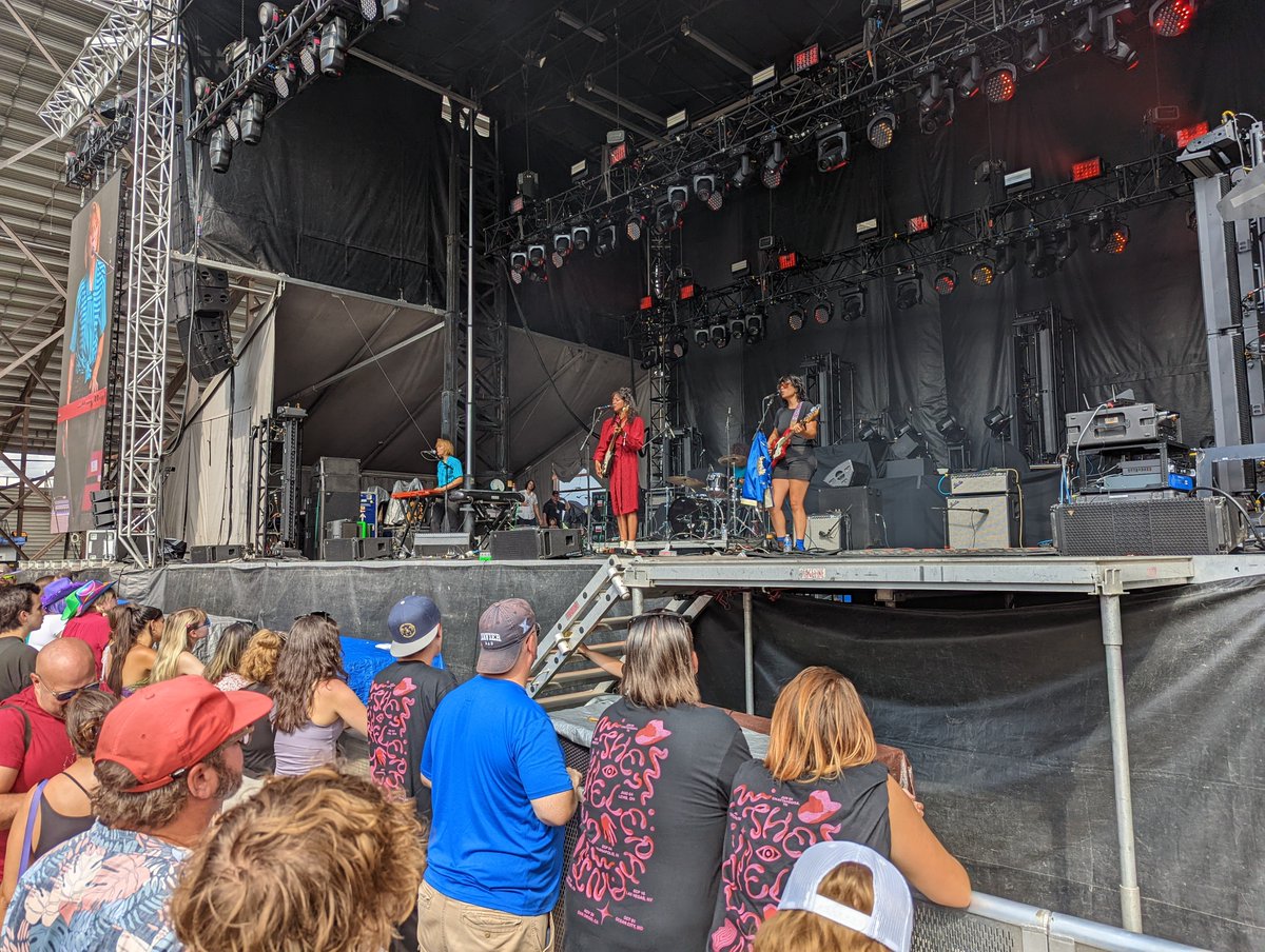 1kmoose's tweet photo. #allinfestival la luz rocked it https://t.co/apdCsDdptn