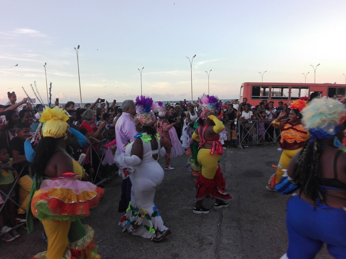 TatianaVieraHe3's tweet photo. Y quién dijo que el volumen corporal es un impedimento para el divertimento en el cierre del #VeranoconTod@s en #LaHabana . #CubaViveyCelebra @PresidenciaCuba @AsambleaCuba @gobhabana @torres_iribar @RGZapata500 https://t.co/QxW7uUMFKA