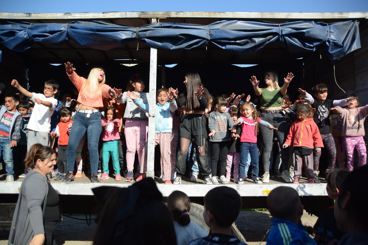 LaFelipeFV's tweet photo. En el día de ayer vivimos un festejos más en el #MesDeLasInfancias en el #barrio3DeMayo.
Cientos de niños y niñas jugaron y bailaron, cantaron y rieron, disfrutando así de su momento.
Siempre es gratificante ver sus sonrisas que son nobles y sinceras. https://t.co/rx0Kk9a7zP