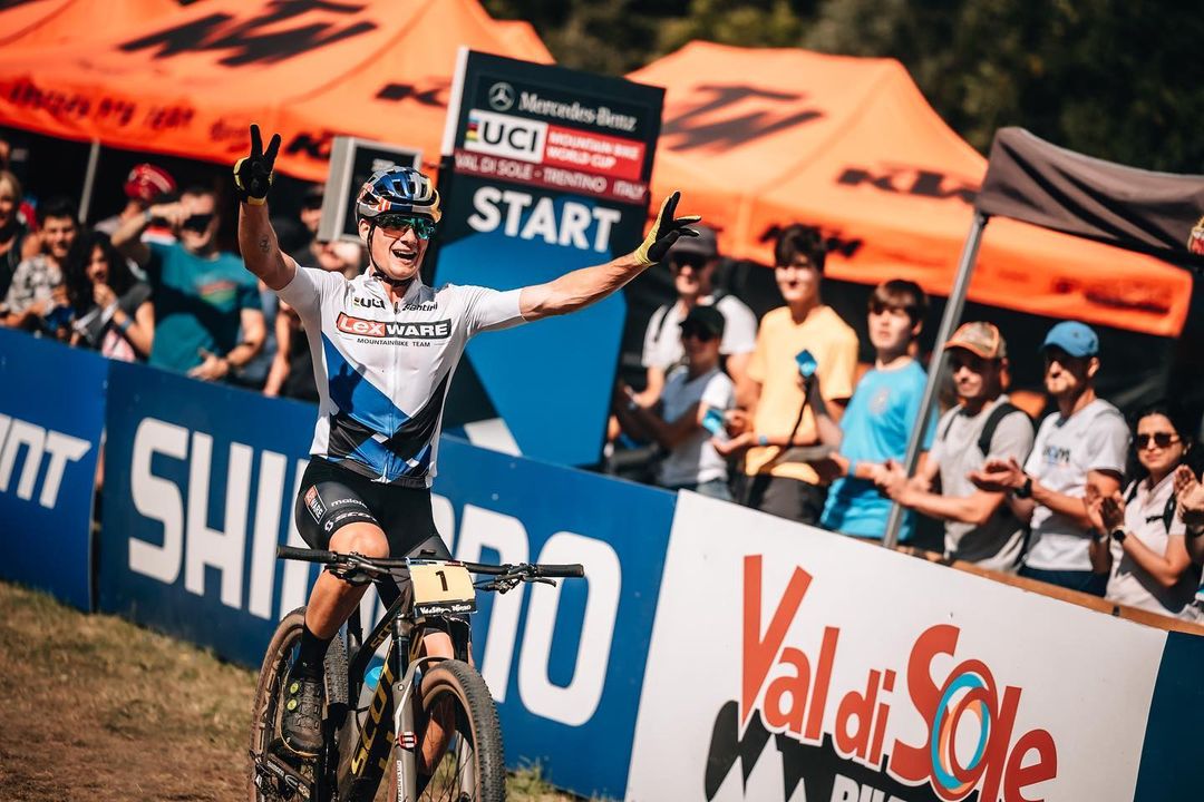ridechile's tweet photo. 🇨🇱 Martín Vidaurre cerró la Copa del Mundo 🏆 con su 8ª victoria 🥇
Con el triunfo logrado en Val di Sole, el deportista @Subaru_Chile consiguió 8 de 9 primeros lugares
⚡Más información ➡️ https://t.co/ulremFsYgs
📸 @staron_photo
#RidechileMTB #RidechileNews #ViveSubaru https://t.co/YfLNqibFrD