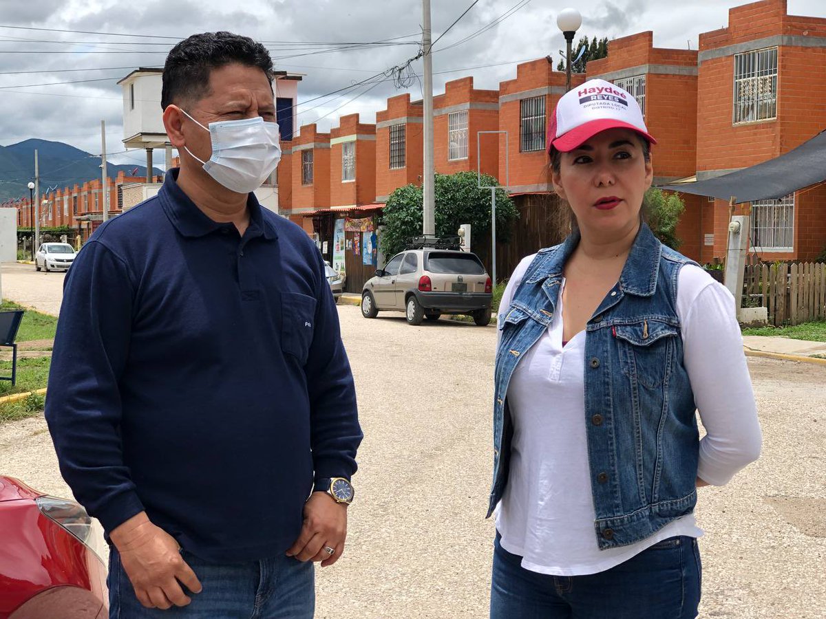 HaydeeReyess's tweet photo. ¡Felices!, con los vecinos del Fraccionamiento Rancho Valle del Lago realizamos la siembra de árboles que serán cuidados por la comunidad, dotándolos de 300 ejemplares donados por @COESFO_GobOax. Un gusto saludar al presidente municipal de Tlacolula @HeliodoroMorga. #Oaxaca https://t.co/58MiUZjO4k