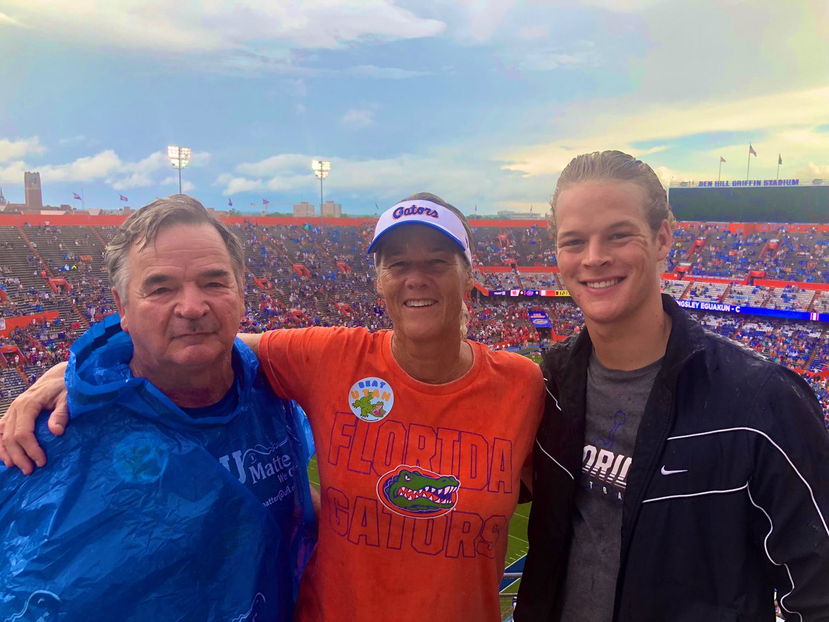 GatorGal0715's tweet photo. This game against Utah was so much fun and I’m blessed to have been there, losing my voice, w/ my men🗣🧡💙🐊 https://t.co/gmJZG9Zdip