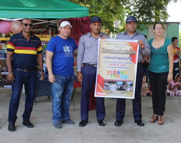 La PNR en #ProvinciaGranma. Destacada labor en las tareas del #Verano2022. <a href="/DiazCanelB/">Miguel Díaz-Canel Bermúdez</a>,<a href="/DrRobertoMOjeda/">Dr. Roberto Morales Ojeda</a>