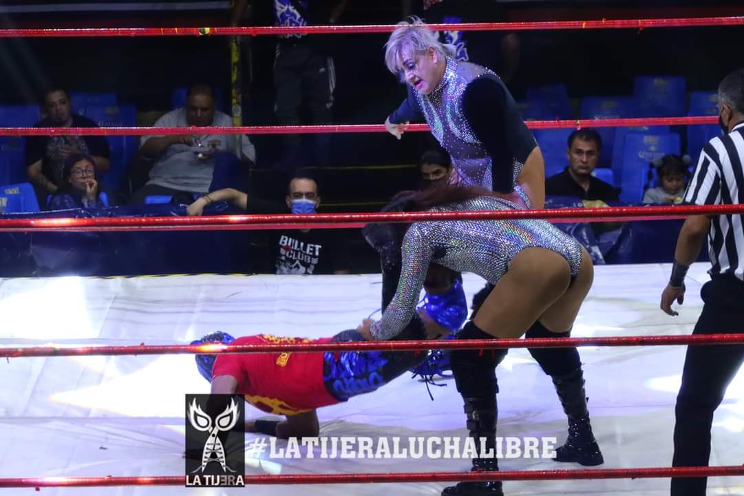 LaTijeraLucha's tweet photo. Lo que es una lucha en relevos australianos se convirtió en un cuadrangular de parejas de empresas, por la intempestiva llegada de #LaredoKid y #ReyLeon como representantes de #RGR en contra de #Mafioso y #Vertigo de #LuchaTime Vs #JessyVentura y #DivaSalvaje al igual que... https://t.co/MY2nRpHV04