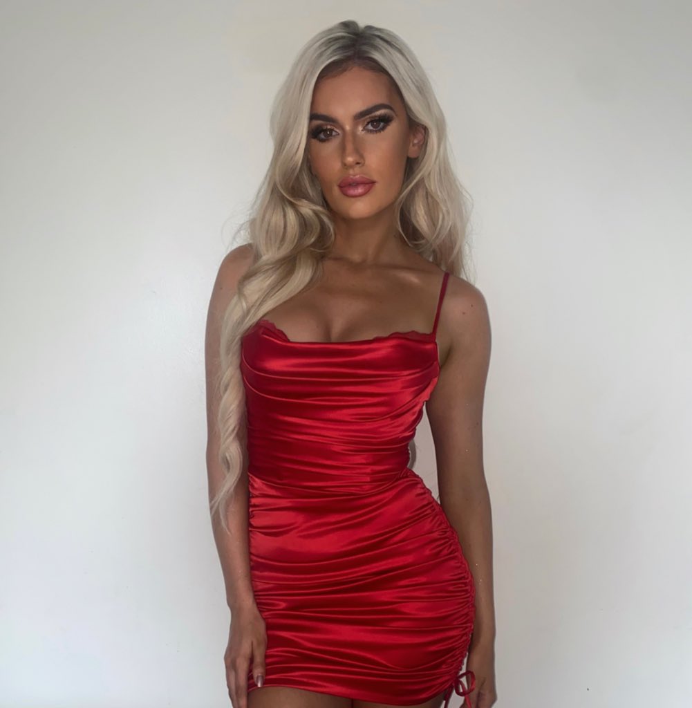 UKLaBelle's tweet photo. What a weekend it was for me, went to Cardiff for #ClashAtTheCastle and went to Florida for #NXTWorldsCollide
Rocking out with my hot red dress π π
#RebelCrusader #ValkyrieDivision https://t.co/KnSq42jRDX