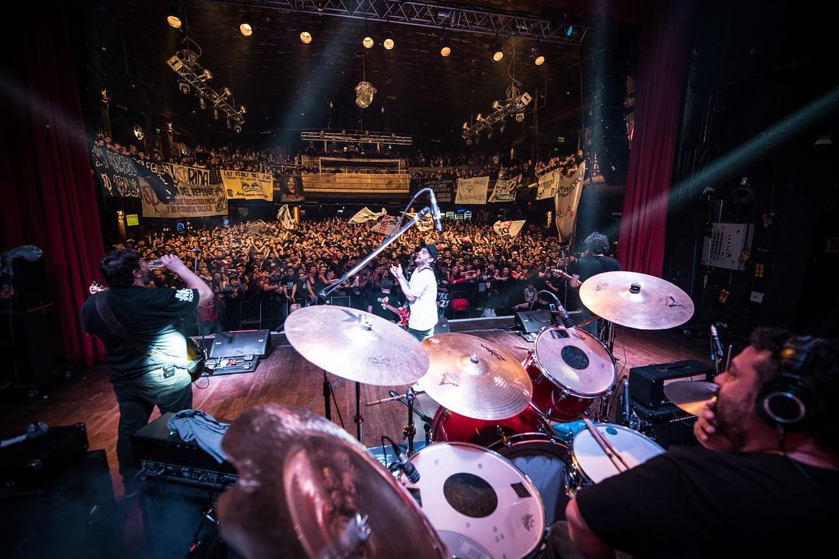sdepescado's tweet photo. ¡Nadie va a entender el sentimiento que domina el cuerpo!
🔙 Presentación de #MotorAnimal en el @teatroflores.
📸 @facu_suarez https://t.co/4C9NaMtIQz