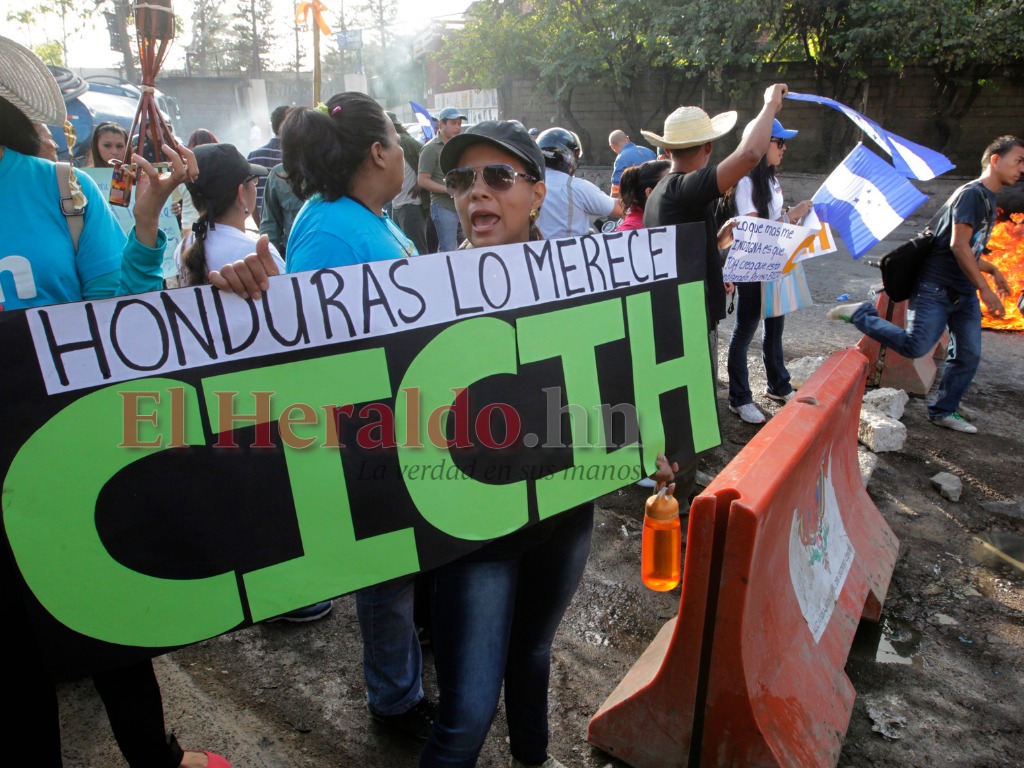 actjhonduras's tweet photo. #Honduras ha demostrado valor, dignidad, y sentido de justicia. Hoy mas q nunca debemos luchar x una #CICIH +fuerte q la #MACCIH. 
La CICIH mas que una promesa de campaña, es una demanda ciudadana! #UrgeLaCICIH https://t.co/Bm4c3cG3QD