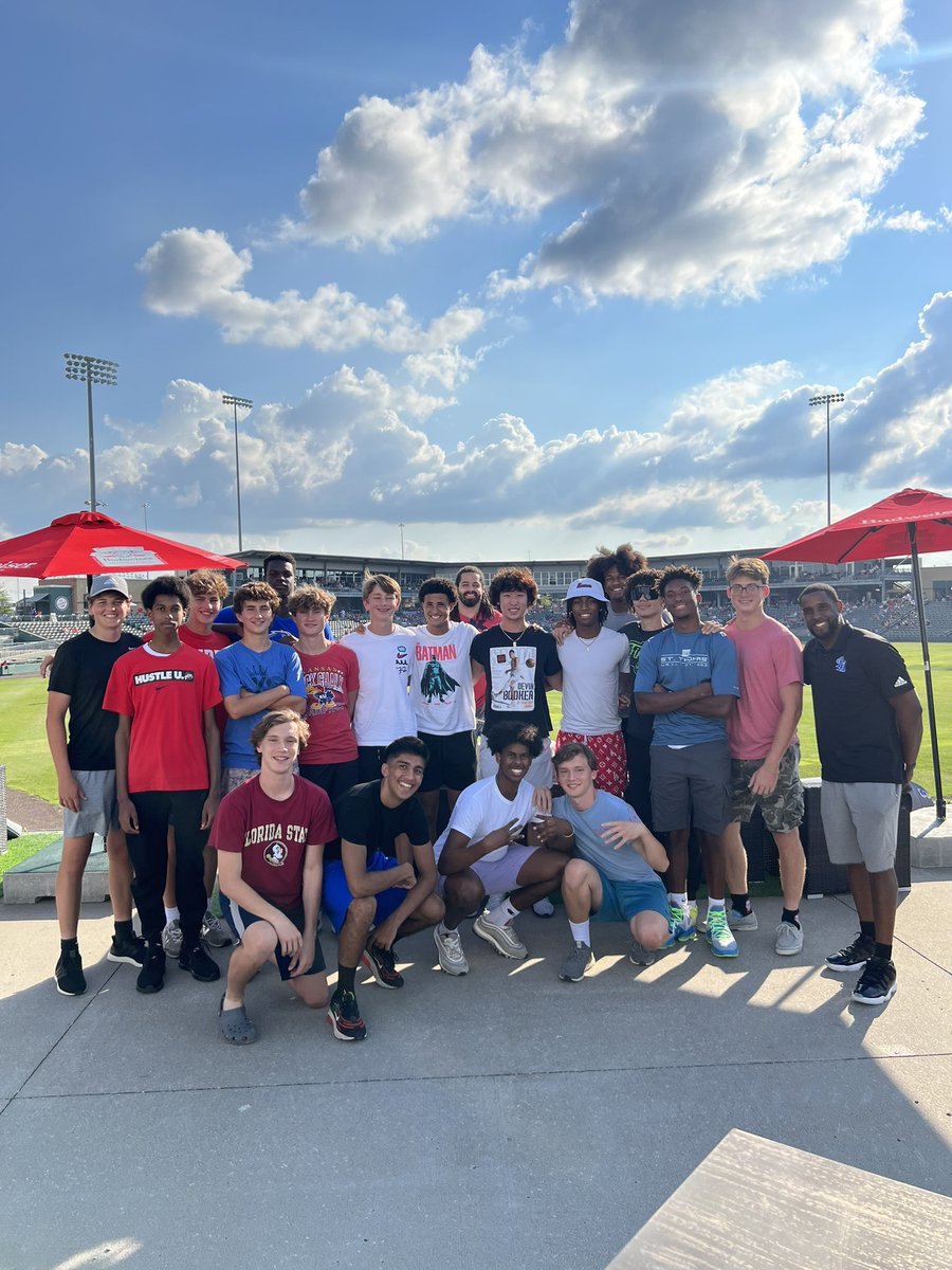 Jeff_Hawkins_KU's tweet photo. Quality time with these fellas at the @kscitymonarchs game before 🏀 season starts @PHSRaiders #GoRaiders #BenchMafia🪓 https://t.co/5NWDjh0YFA