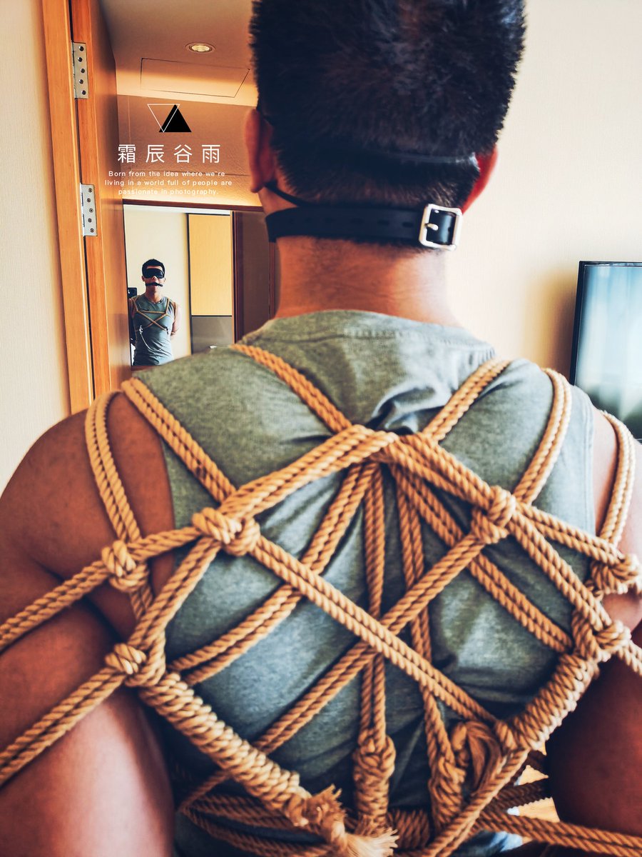 小哥下半身的毛很旺盛，甚至屁股菊花那都是差草丛生的感觉。如果是捆起来一根一根的扒毛的话……小哥不没有疼死，我也会累死吧。