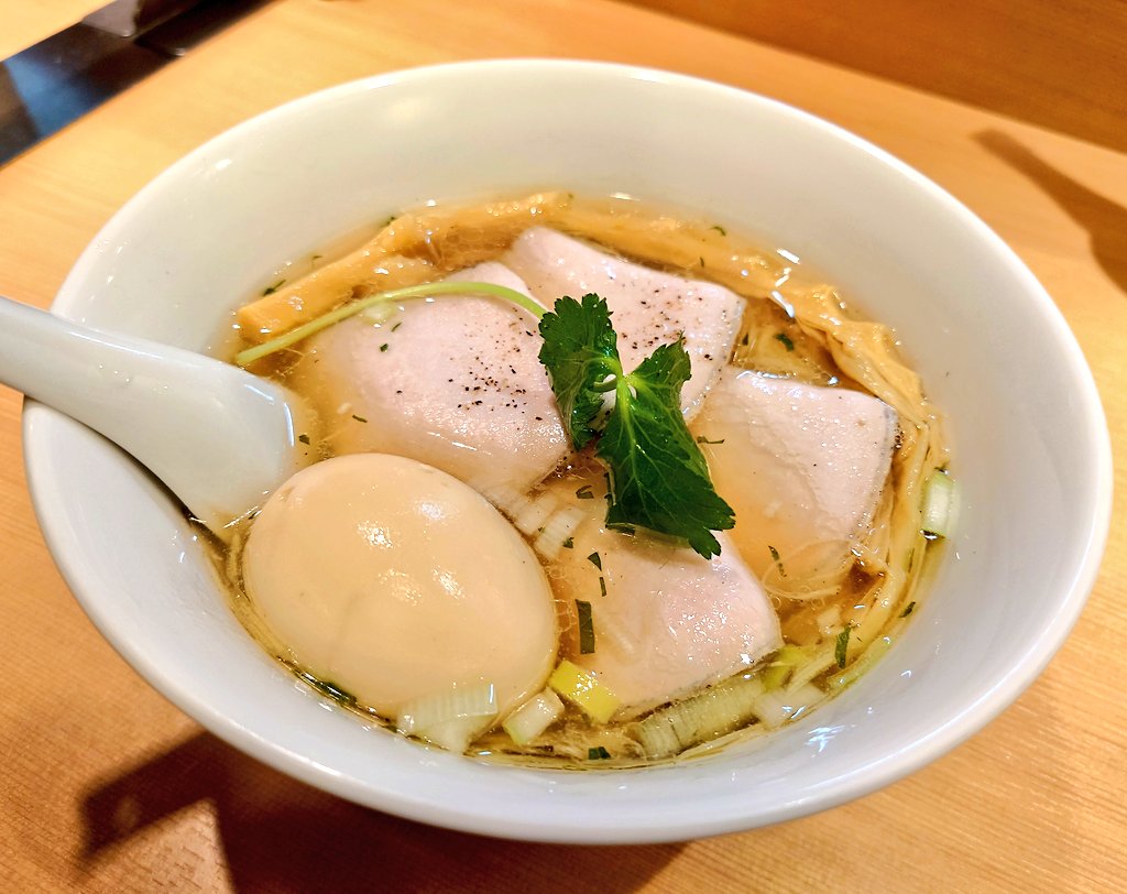 本日も11:00~22:00の通し営業です。今日は暑くなりそうです。まだ夏ですね。らぁ麺で立ち向かいましょう。

本日月曜限定トビウオです。ノドグロはお休みです。杯数限定冷やしもご用意してます。

らぁ麺はやし田新宿本店宜しくお願いしますm(_ _)m

#はやし田
#はやし田新宿
#のどぐろそば