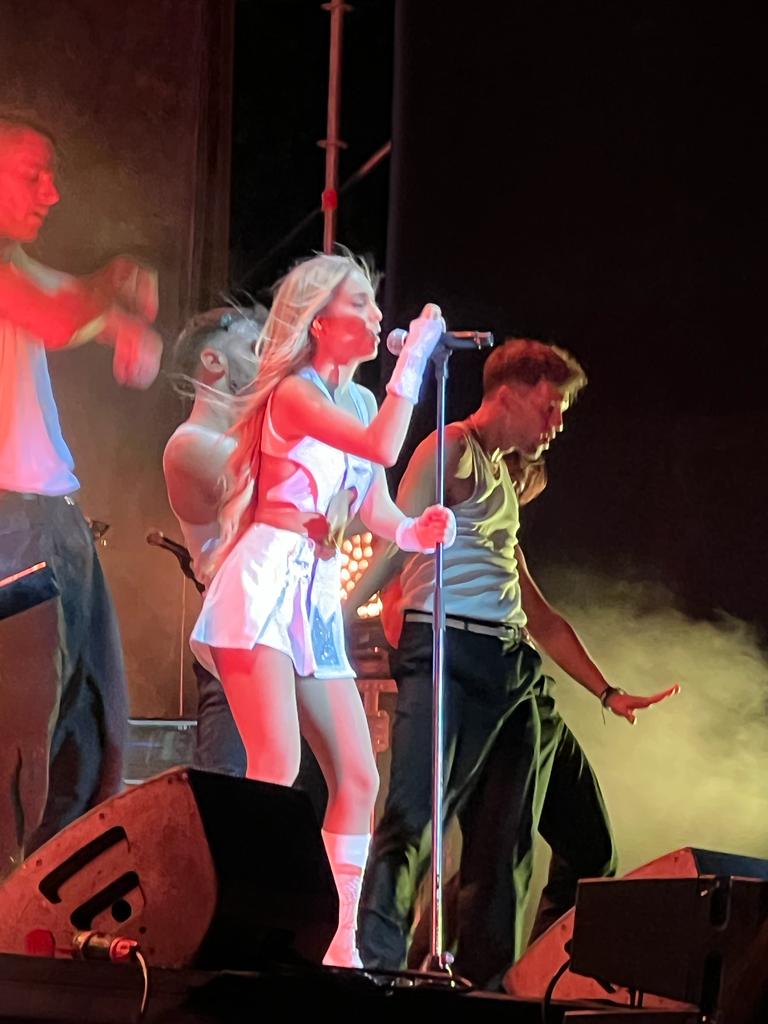 raquel20duque's tweet photo. @AnaMenaMusic ESPECTACULAR EN SAN SEBASTIÁN DE LOS REYES!!! https://t.co/SVQMKCj03s