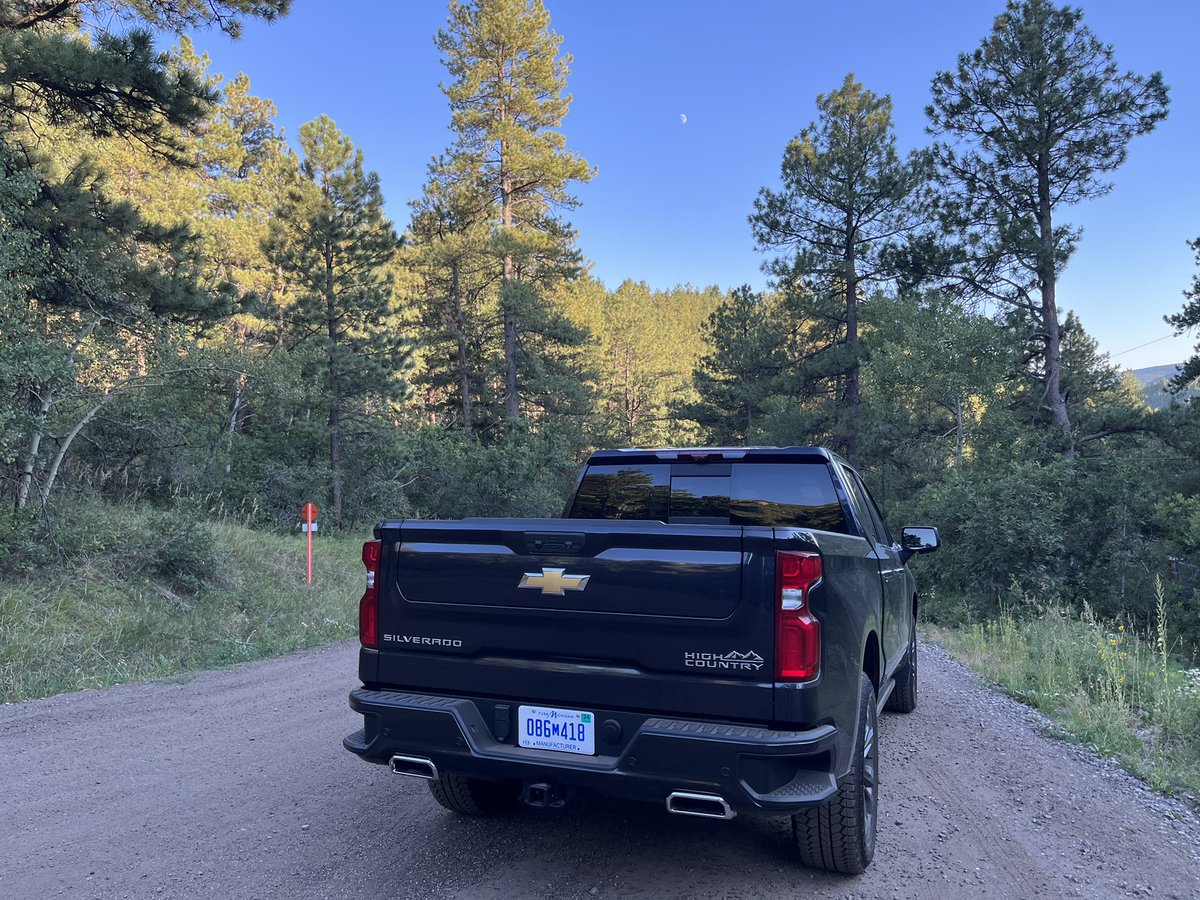 JoeSantos703's tweet photo. I’m not a truck guy, but the 2022 #Chevrolet Silverado High Country could change my mind. https://t.co/OYmIXSwwZx