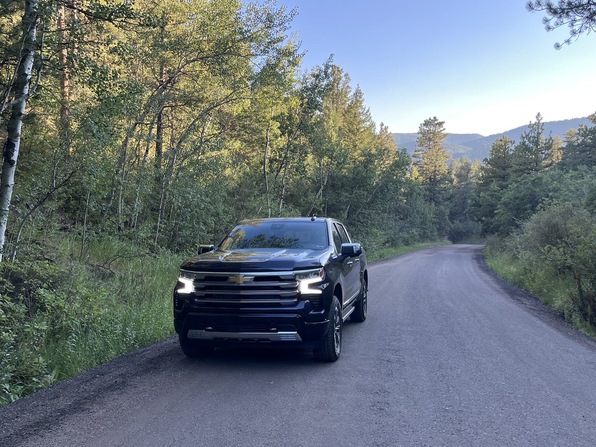 JoeSantos703's tweet photo. I’m not a truck guy, but the 2022 #Chevrolet Silverado High Country could change my mind. https://t.co/OYmIXSwwZx