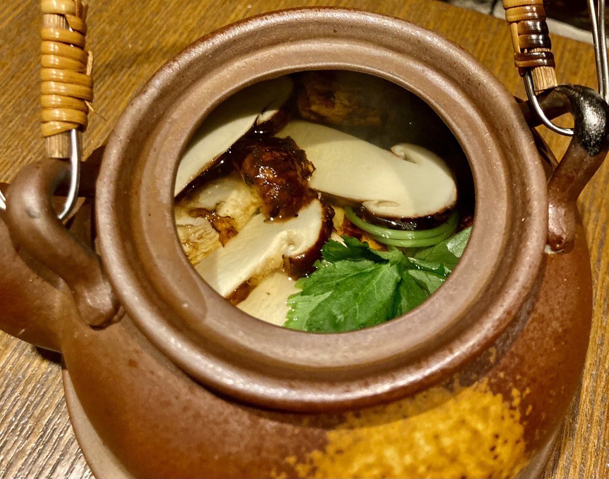 T9JC3dYOAdiv3AM's tweet photo. 岩手県産の『松茸』が入荷になりました。
『松茸土瓶蒸し』
『松茸ホイル焼き』
『松茸鉄板焼き』
お値段3,000円〜となっております。是非ともこの機会にお召し上がりくだ���いませ。
尚、数に限りがございます事をご了承願います🙇‍♂️
#盛岡鉄板焼き
#鉄板焼き香月 
#盛岡ステーキ 
#松茸 https://t.co/LuDHS5RL22
