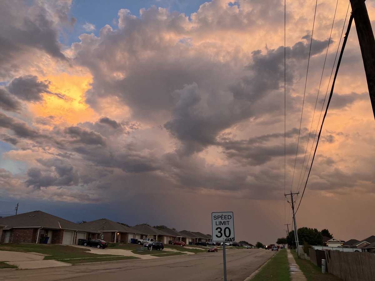 donlotz's tweet photo. Crazy clouds this evening https://t.co/NQA6J8Le5H
