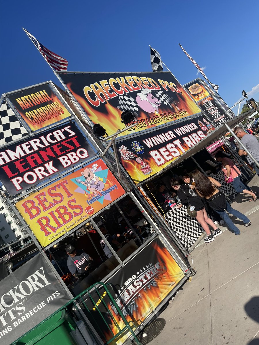 JohnnnyCakess's tweet photo. Top tier barbecue 🍖 #ribcookoff https://t.co/dJZ8GypOSm