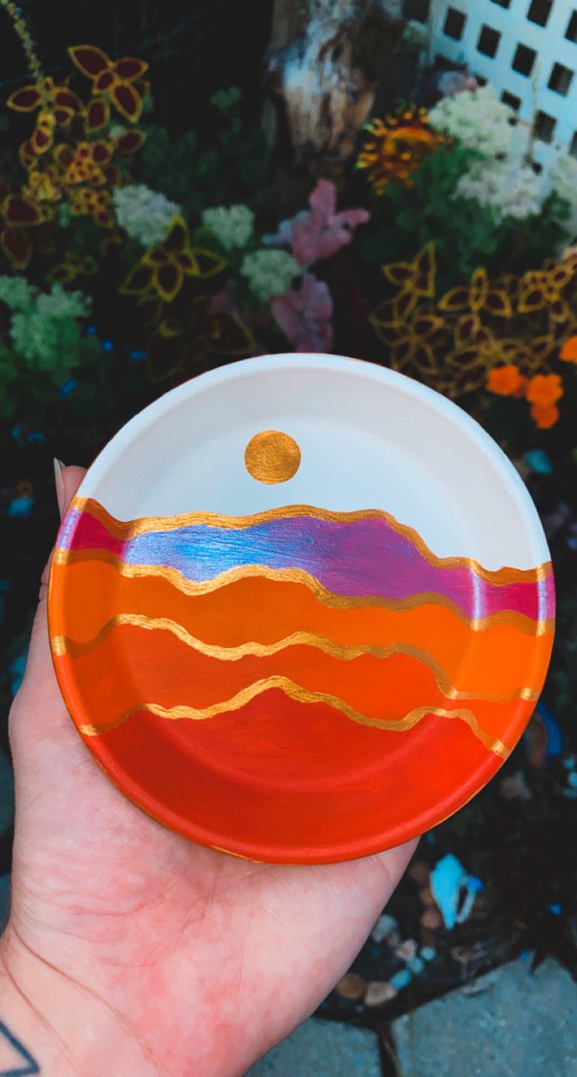 AlikaAnderson's tweet photo. 🌞🌄Painted jewelry dish🌄🌞
#art https://t.co/7mO88rUDVb