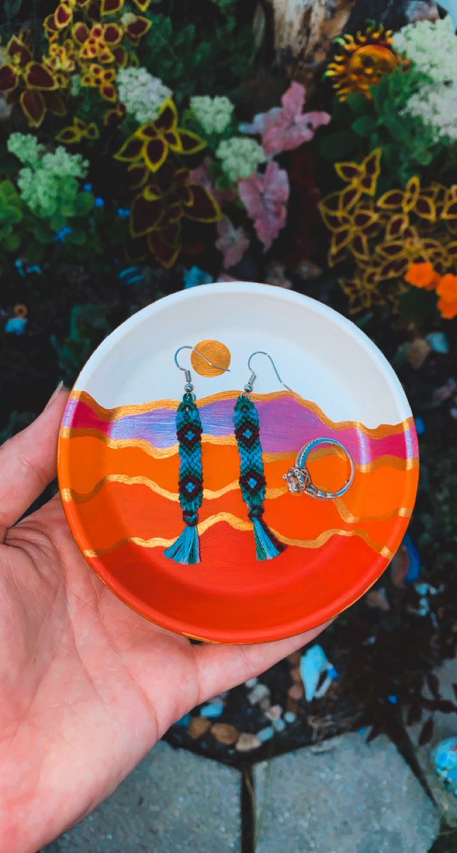 AlikaAnderson's tweet photo. 🌞🌄Painted jewelry dish🌄🌞
#art https://t.co/7mO88rUDVb