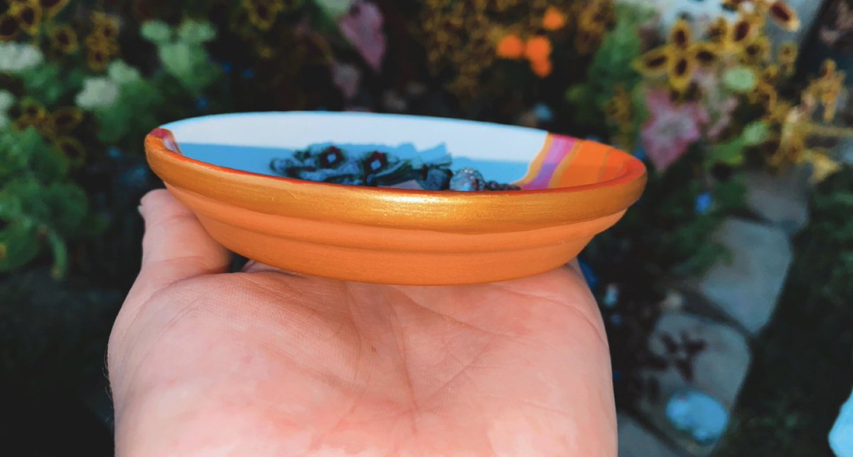 AlikaAnderson's tweet photo. 🌞🌄Painted jewelry dish🌄🌞
#art https://t.co/7mO88rUDVb