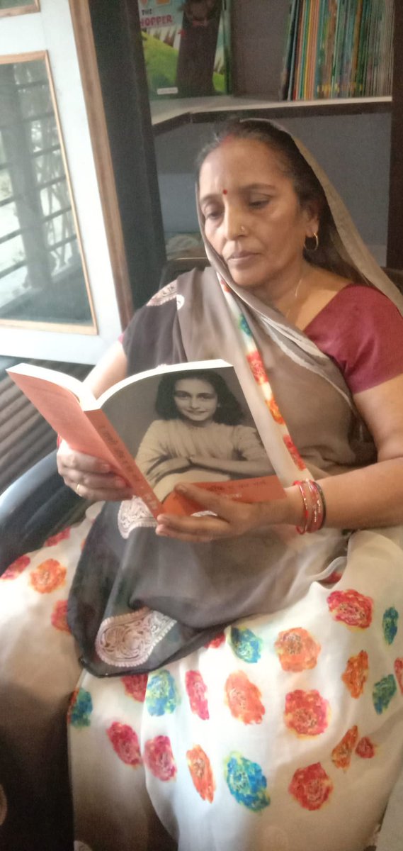 RamaSmrti's tweet photo. अम्मा और ऐनी फ्रैंक 
@ पंडित राम प्रताप त्रिपाठी स्मृति पुस्तकालय 
🙏❣️ https://t.co/ccMDpRLees