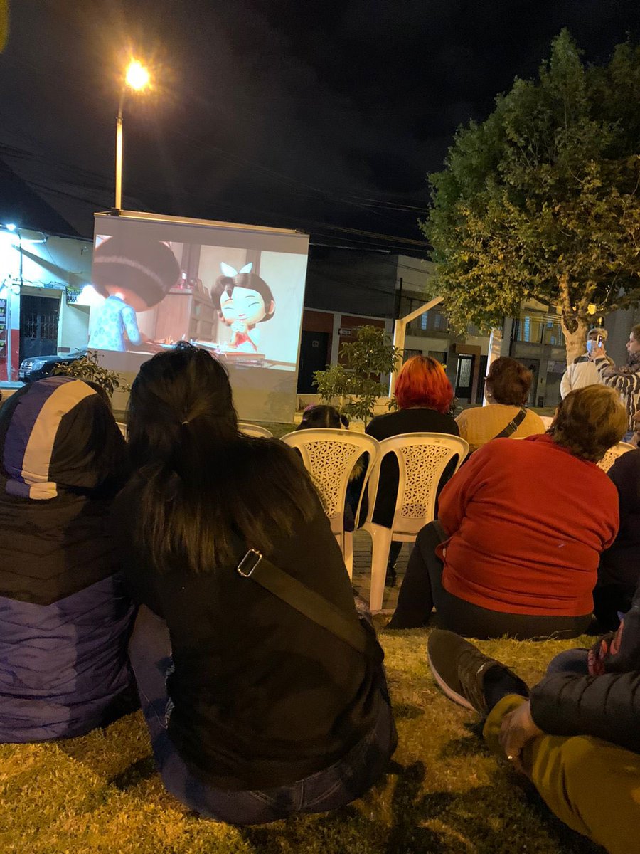 WilsonMerinoR's tweet photo. Qué lindo disfrutar de una noche de cine al aire libre con la familias de “La Vicentina”. 

¡La seguridad la recuperamos con comunidad! ¡Con arte y cultura! 📽 https://t.co/XRs0AOJh6v