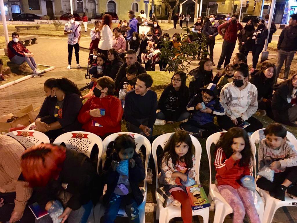 WilsonMerinoR's tweet photo. Qué lindo disfrutar de una noche de cine al aire libre con la familias de “La Vicentina”. 

¡La seguridad la recuperamos con comunidad! ¡Con arte y cultura! 📽 https://t.co/XRs0AOJh6v